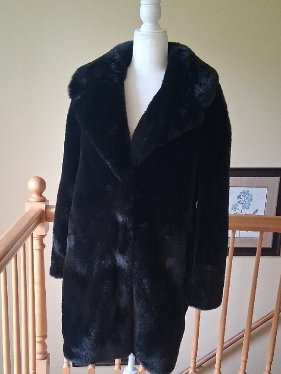 BCBGMaxAzria Jackets & Blazers - BCBGMaxAzria Black Faux Fur Coat